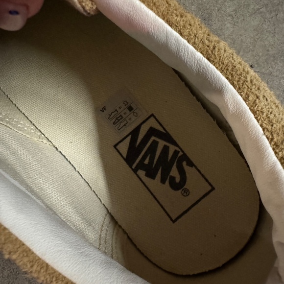 Vans - Picture 2 of 7